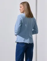 Blazer de jean celeste, marca Dictionary, con cuello con solapa, abertura central con botón, bolsillos delanteros y puños con botones.