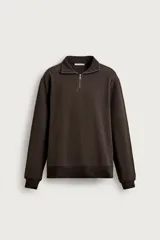 Sudadera regular fit de color marrón, con cuello alto y cierre frontal de cremallera corta, manga larga y puños y dobladillo en rib.