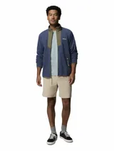 Campera de polar para hombre con cierre frontal completo. Presenta un diseño de bloques de color con cuerpo en azul y detalles en verde oliva en el cuello y la solapa central. Incluye bolsillos laterales con cierre y logo de la marca bordado en el pecho.