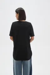 Remera de manga corta color negro, con cuello redondo y diseño holgado.