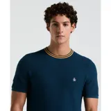 Remera de punto color azul con cuello redondo a rayas amarillas y logo de pingüino bordado en el pecho.