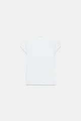 Camiseta blanca de corte entallado, con cuello redondo y mangas cortas.