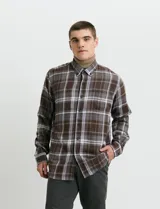 Camisa de franela de manga larga con estampado de cuadros escoceses, cuello button-down y cierre frontal con botones.