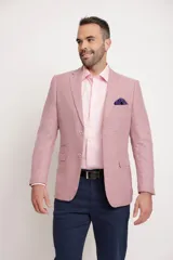 Blazer beige de corte slim fit, con solapas de muesca, cierre de dos botones, dos bolsillos delanteros con solapa y un bolsillo de parche en el pecho con pañuelo de bolsillo estampado.