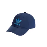 Gorro con visera tipo dad hat de la marca Adidas, modelo Adicolor Archive, en color azul marino con el logo del Trifolio y la inscripción de la marca bordados en color celeste en la parte frontal.