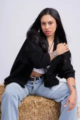 Cárdigan negro de tejido de punto grueso, con corte holgado y mangas largas.