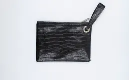 Sobre de cuero negro con textura tipo croco, cierre superior con cremallera y tira de cuero para la muñeca.