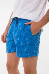 Short de baño azul con estampado de flamencos.