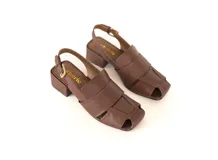 Sandalias de cuero marrón con diseño de tiras anchas entrecruzadas, punta cuadrada, talón abierto con pulsera ajustable y taco ancho medio.
