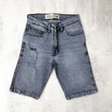 Bermuda de jeans celeste con efecto nevado y roturas.