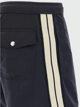Short de baño Moncler color azul marino, con cintura elástica y cordón ajustable. Presenta el logo de la marca aplicado en la pierna izquierda.
