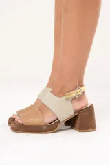 Sandalias de cuero color beige y marrón, con punta cuadrada, plataforma y taco ancho forrado.