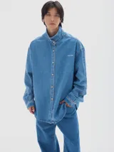 Camisa de denim de manga larga, con cuello clásico y botones negros. Confeccionada en tejido de algodón, con lavado washed.