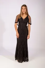 Vestido largo de encaje negro con escote en V, mangas cortas de tul transparente con detalles bordados y corte ajustado al cuerpo.