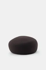Gorro tipo casquete de diseño minimalista, confeccionado en lana 100% con acabado suave.