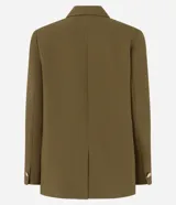Blazer oversize color verde oliva, con solapas en el cuello y doble abotonadura delantera.