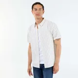 Camisa de manga corta con diseño de rayas verticales azules sobre fondo blanco, cuello camisero, cierre frontal con botones y bolsillo aplicado en el pecho.