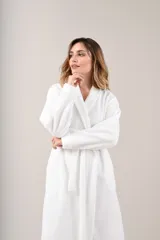 Bata blanca de polar labrado con cuello esmoquin, lazo para ajustar en la cintura y bolsillos laterales.