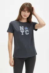Remera de algodón blanca de manga corta y cuello redondo, con estampa frontal que incluye un corazón rojo y letras con diseño animal print.