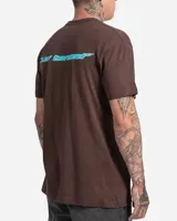 Remera de manga corta color marrón con estampa pequeña en el pecho de diseño circular en espiral con texto.