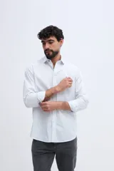 Camisa de manga larga fit semi slim color celeste, con cierre frontal de botones y cuello camisero clásico.