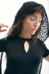 Capucha de encaje negro con diseño de escamas, ajustable y confeccionada en poliamida.