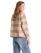 Chaqueta de corte recto y cuello redondo, confeccionada en tejido aterciopelado con estampado de cuadros en tonos beige y marrón. Presenta cierre frontal con botones metálicos circulares, bolsillos tipo parche en el frente y forro interno a tono.