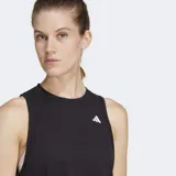 Musculosa deportiva Adidas de corte cuadrado (boxy) y sisas amplias, color negro, con el logo de las tres barras en blanco en el pecho.