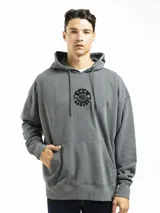 Buzo canguro gris con capucha, bolsillo frontal y estampado circular con texto en el pecho.