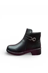 Bota corta de cuero negro, con taco cuadrado bajo y punta redondeada. Presenta una tira decorativa con hebilla metálica redonda y pedrería en el lateral exterior, además de cierre lateral interno.