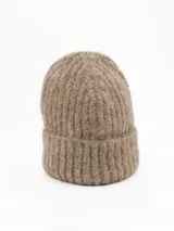 Gorro tipo beanie de punto acanalado con vuelta en el borde, confeccionado en tejido suave y abrigado.