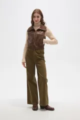 Chaleco cropped de eco-cuero color marrón, con cierre frontal, cuello solapa y bolsillos con cierre en el pecho.