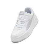 Championes Puma de mujer modelo Court Lally Skye, color blanco con detalles en lila pálido. Presentan un diseño de corte bajo con capellada sintética, franja Puma Formstrip en el lateral y suela de goma tipo plataforma. Incorporan plantilla SoftFoam+.