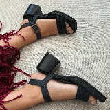 Sandalia de cuero vacuno color negro, con taco ancho de 7 cm y plataforma de 2 cm. Diseño de punta cuadrada, con tira ancha en el empeine y tira ajustable con hebilla en el tobillo.