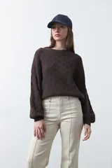 Sweater negro de tejido tramado con relieve, de calce cómodo y cuello redondo.