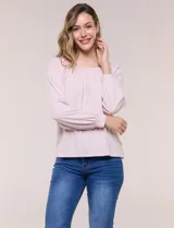 Blusa de modal y elastano color blanco, de silueta holgada, escote redondo amplio con elástico interno fruncido y mangas largas fluidas con puños ajustados.
