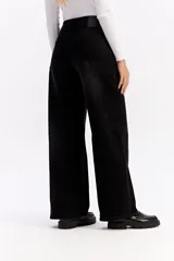 Jean de corte wide leg con tiro alto y piernas amplias, confeccionado en denim de algodón con lavado azul medio.