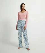 Pijama de dos piezas confeccionado en viscolycra. Incluye una blusa de manga larga con cuello en V y un pantalón largo con cintura elástica, cordón ajustable y estampado floral.
