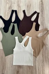 Musculosa negra de punto acanalado con cuello redondo y diseño asimétrico con aberturas en el hombro.