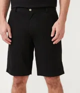 Bermuda de sarga color blanco, de corte recto y diseño básico con bolsillos laterales y traseros.