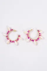 Aros tipo argolla decorados con cuentas de colores fucsia y rosa, intercaladas con pequeñas caracolas naturales y detalles metálicos dorados.