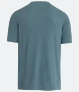 Remera celeste de viscosa con cuello redondo y manga corta.