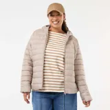 Anorak acolchado impermeable de color beige, con diseño capitoné de líneas horizontales, capucha incorporada y cierre frontal de cremallera.