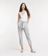 Pantalón baggy de sarga con diseño de rayas verticales, cintura alta elástica con lazo ajustable, bolsillos laterales y corte recto ligeramente cropped.