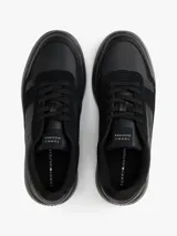 Zapatillas bajas Tommy Hilfiger confeccionadas en piel napa de alta calidad, con paneles texturizados y diseño de corte bajo. Presentan detalles de ventilación en la parte superior, cierre con cordones y suela de EVA dentada.