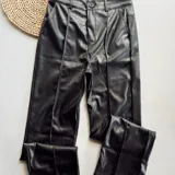 Pantalón de ecocuero negro, de corte recto y tiro alto.