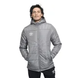 Campera tipo parka Umbro, color negro, con capucha, cierre frontal completo y logo de la marca bordado en el pecho.