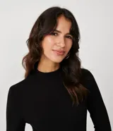 Vestido midi de manga larga y cuello alto, color verde militar, confeccionado en tejido acanalado.