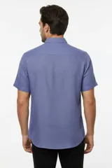 Camisa negra de manga corta, con cuello clásico, cierre frontal con botones y bolsillo ojal en el pecho.