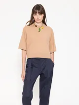 Sweater corto color beige, de mangas cortas y corte amplio.